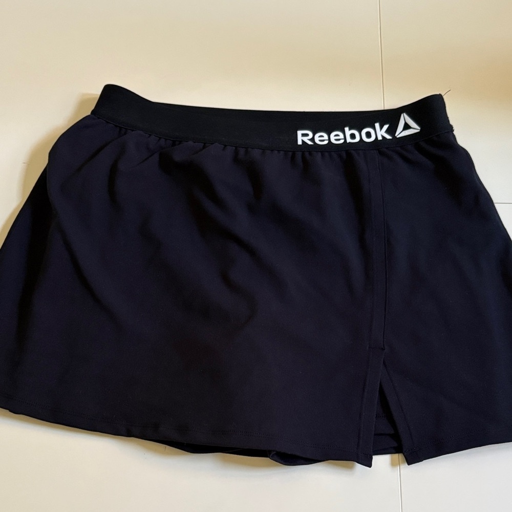 Reebok Black size small Performance Skirt with built in shorts NWOT